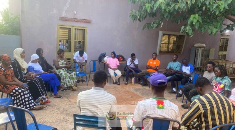 Santé sexuelle et reproductive : à Bobo-Dioulasso, les jeunes brisent les tabous autour d’un thé-débat